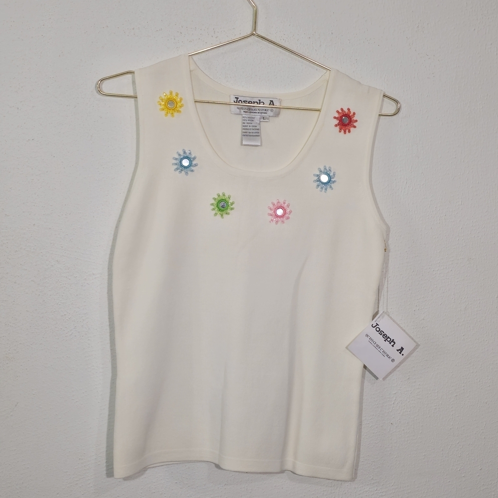 Joseph A. It is a knit garment distinguished by a floral and mirror design. - Picture 4 of 13
